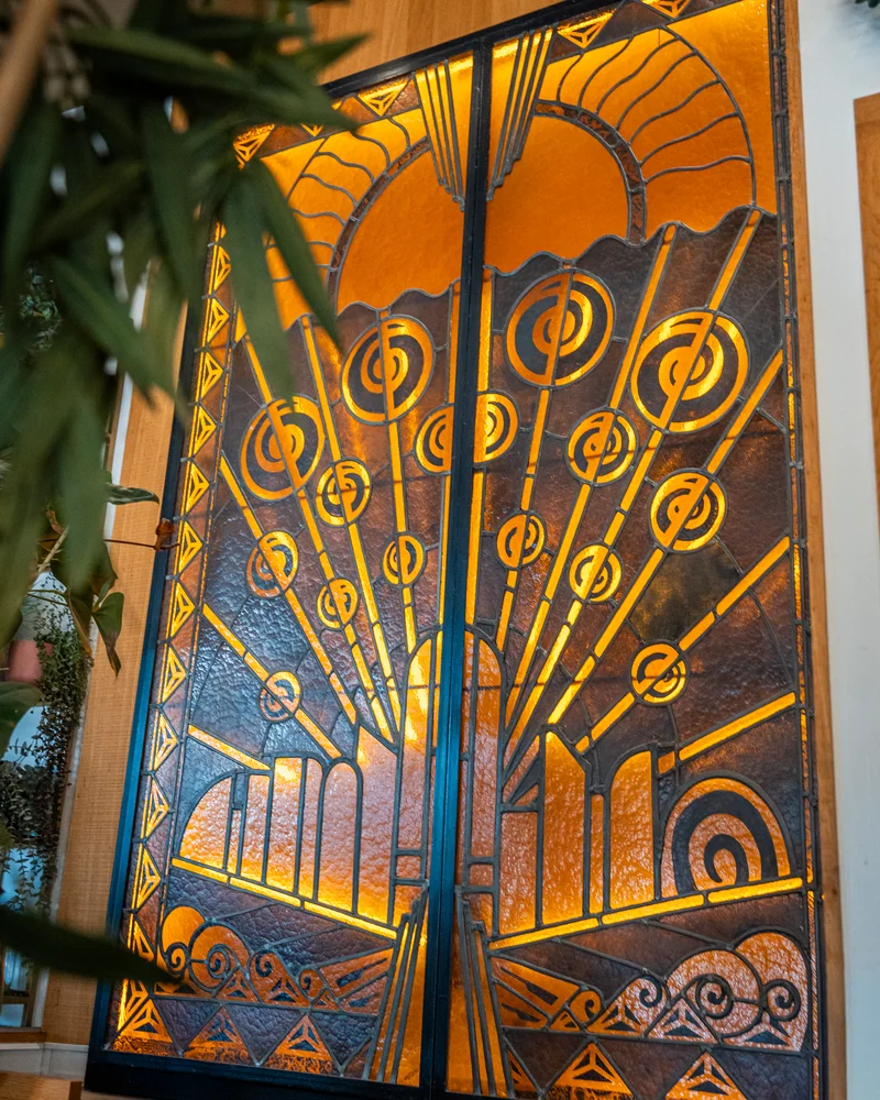 Art-deco glas-in-loodkunstwerk in het interieur van Bar Lempicka