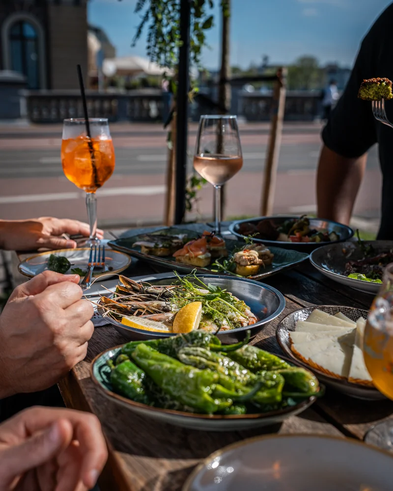 Spritz en lunchgerechten op tafel bij Bar Lempicka Amsterdam