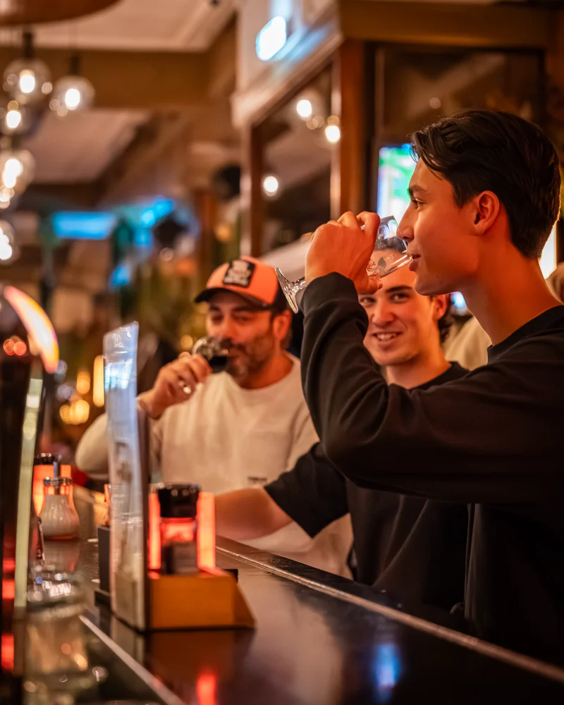 Gasten drinken samen iets tijdens de borrel bij Bar Lempicka Amsterdam