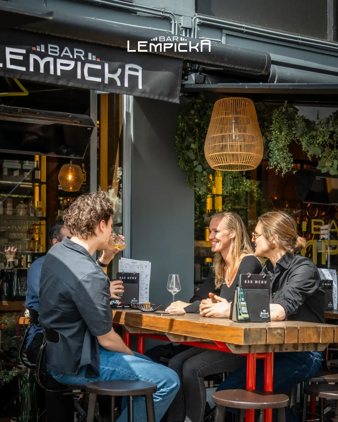 Gevel van Bar Lempicka met luifel en hangplanten aan de Sarphatistraat
