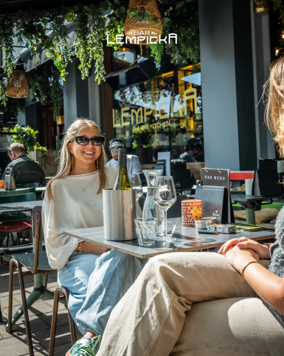 Gasten voor de ingang van Bar Lempicka in Amsterdam