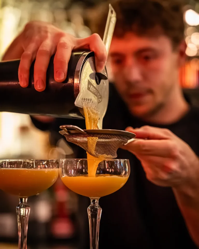 Cocktail wordt in twee coupes geschonken