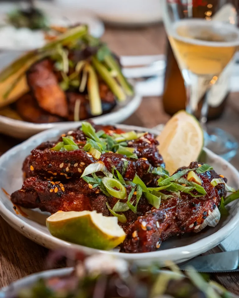 Hotwings met limoen naast een glas bier