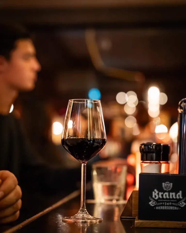 Glas rode wijn op de bar