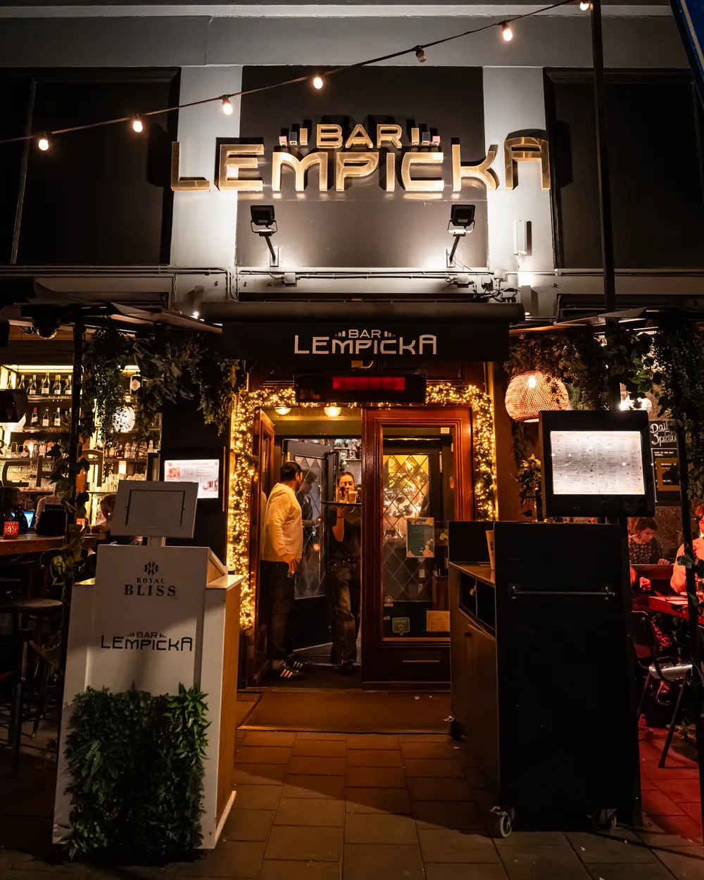 Verlichte gevelletters van Bar Lempicka in de avond