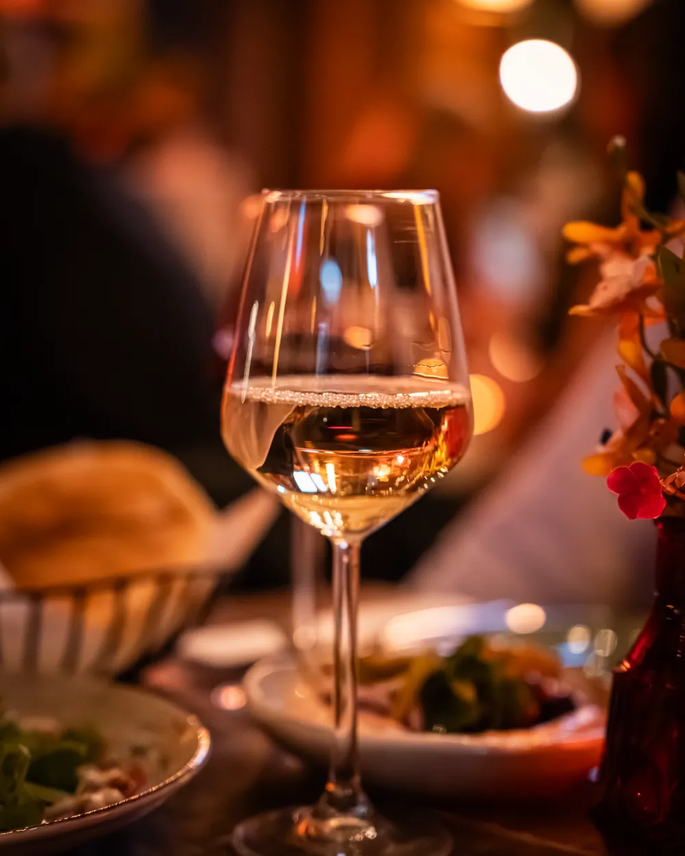 Glas witte wijn in warm avondlicht