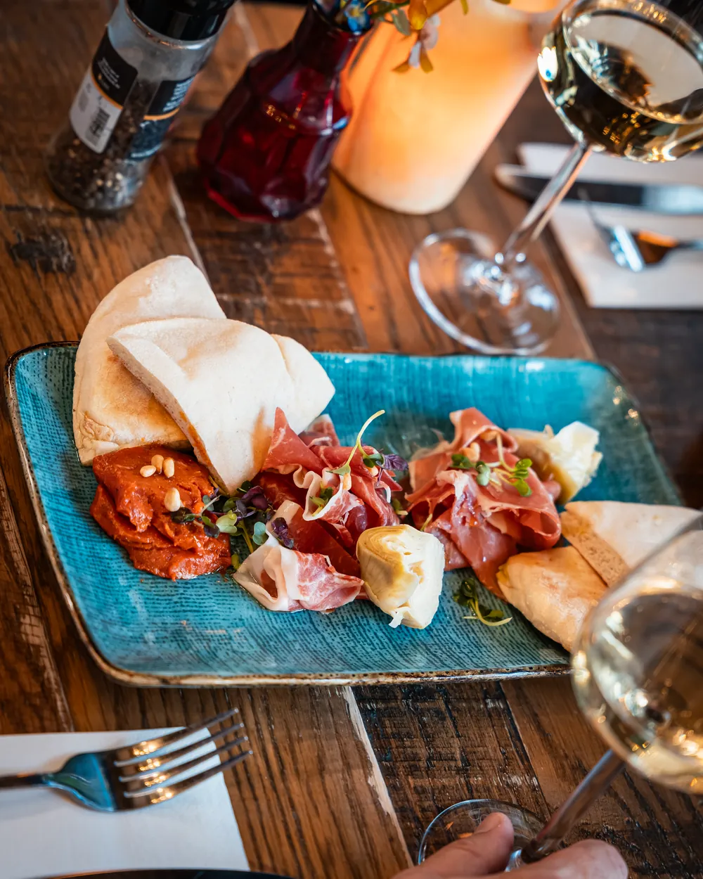 Plank met ham, burrata en flatbread