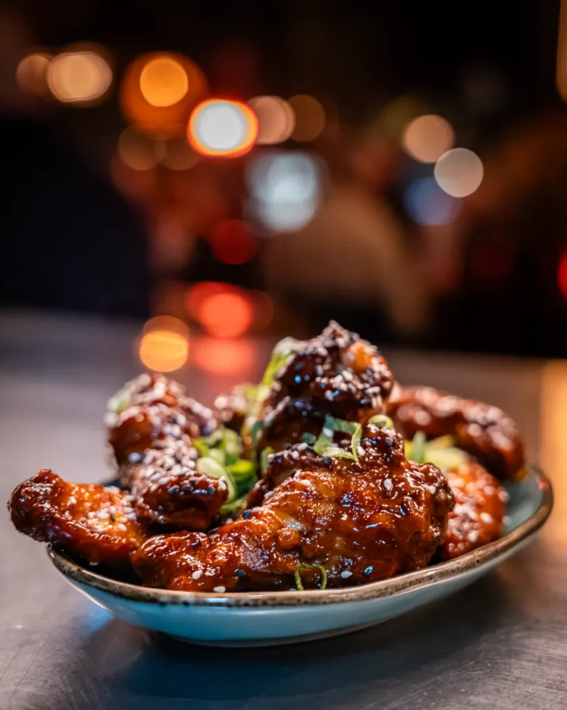 Schaal hotwings met bosui en limoen