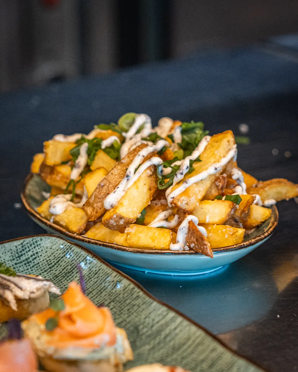 Verse friet met aioli en kruiden