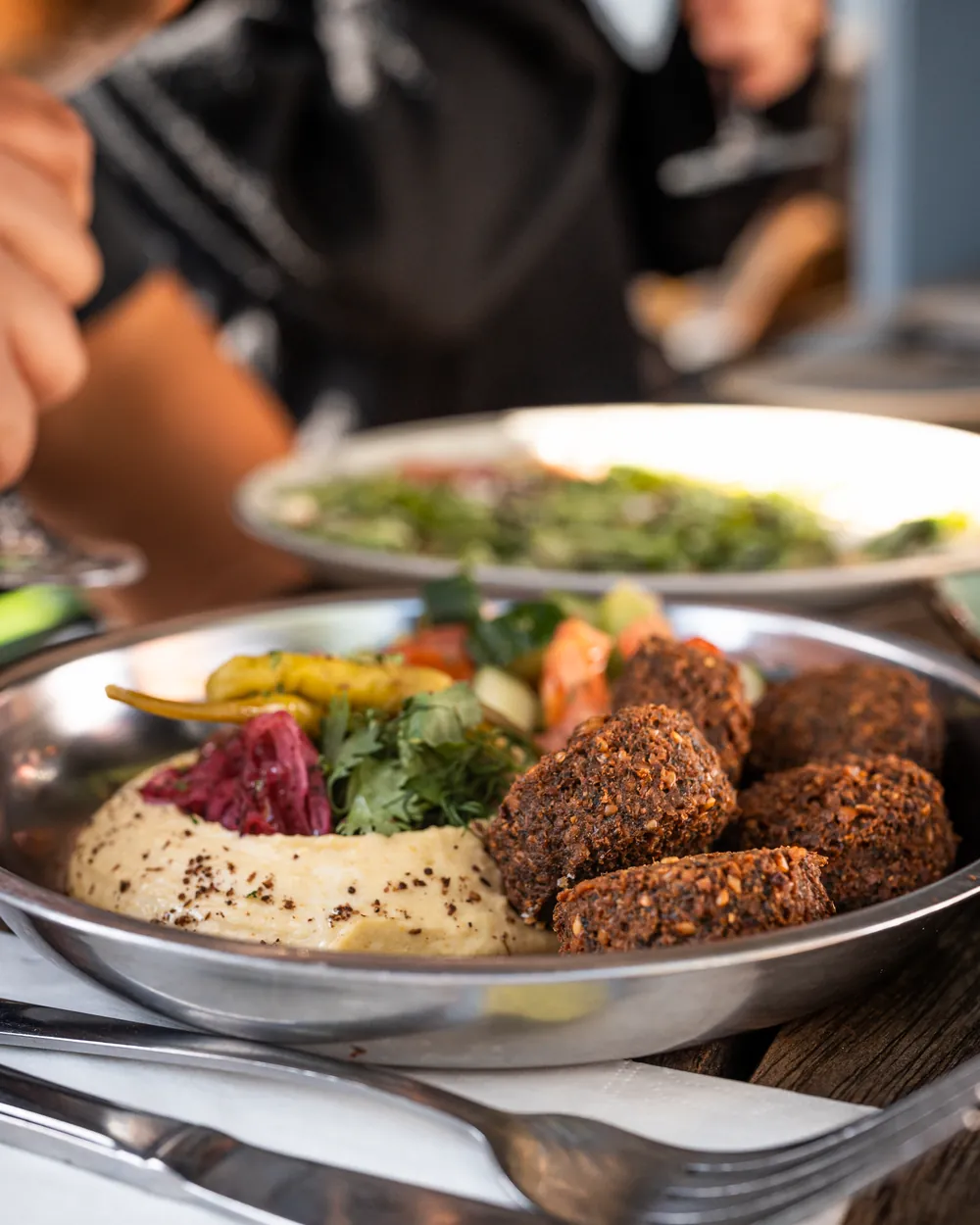 Schaal met hummus, falafel en gegrilde groenten