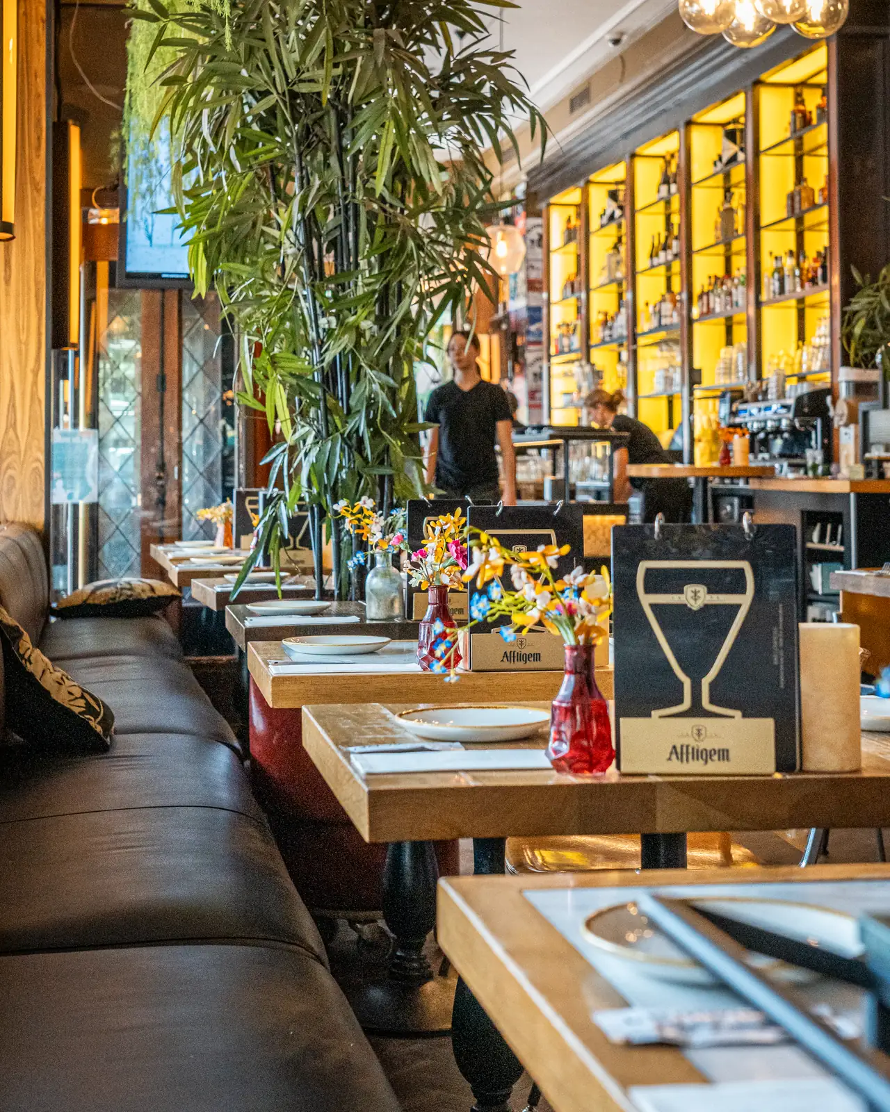Interieur van Bar Lempicka met bar, planten en art-deco details