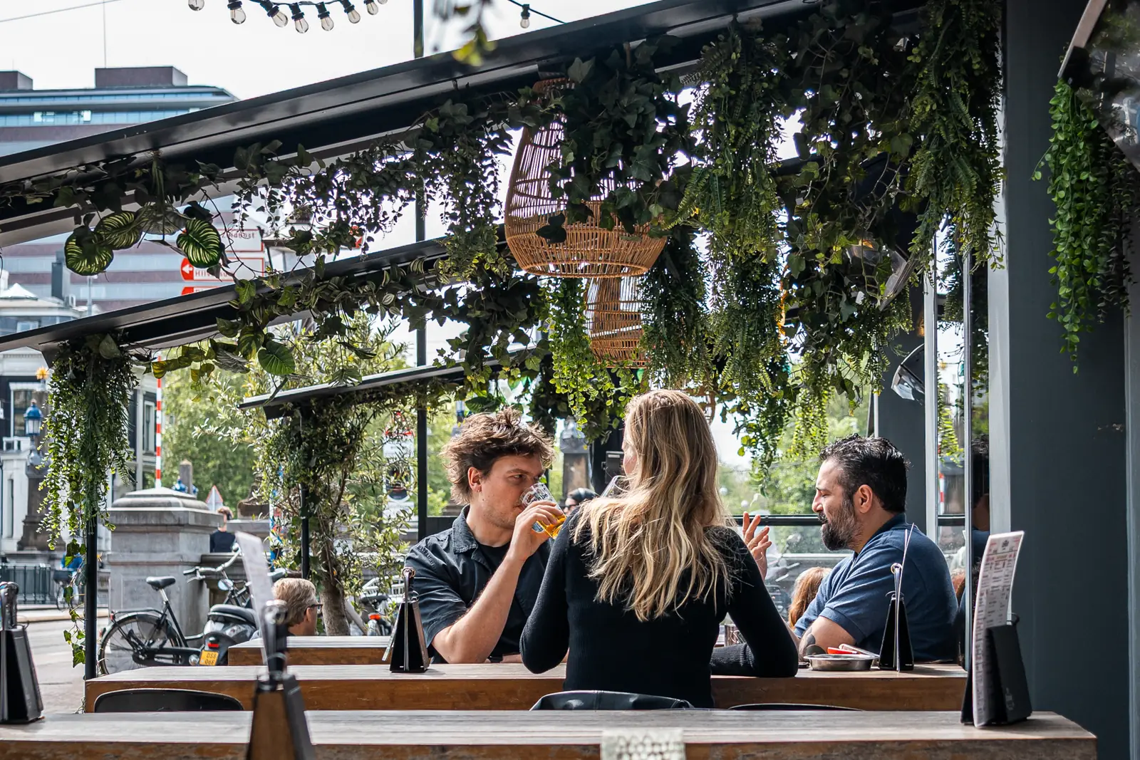 Overdekt terras van Bar Lempicka met uitzicht op het water in Amsterdam