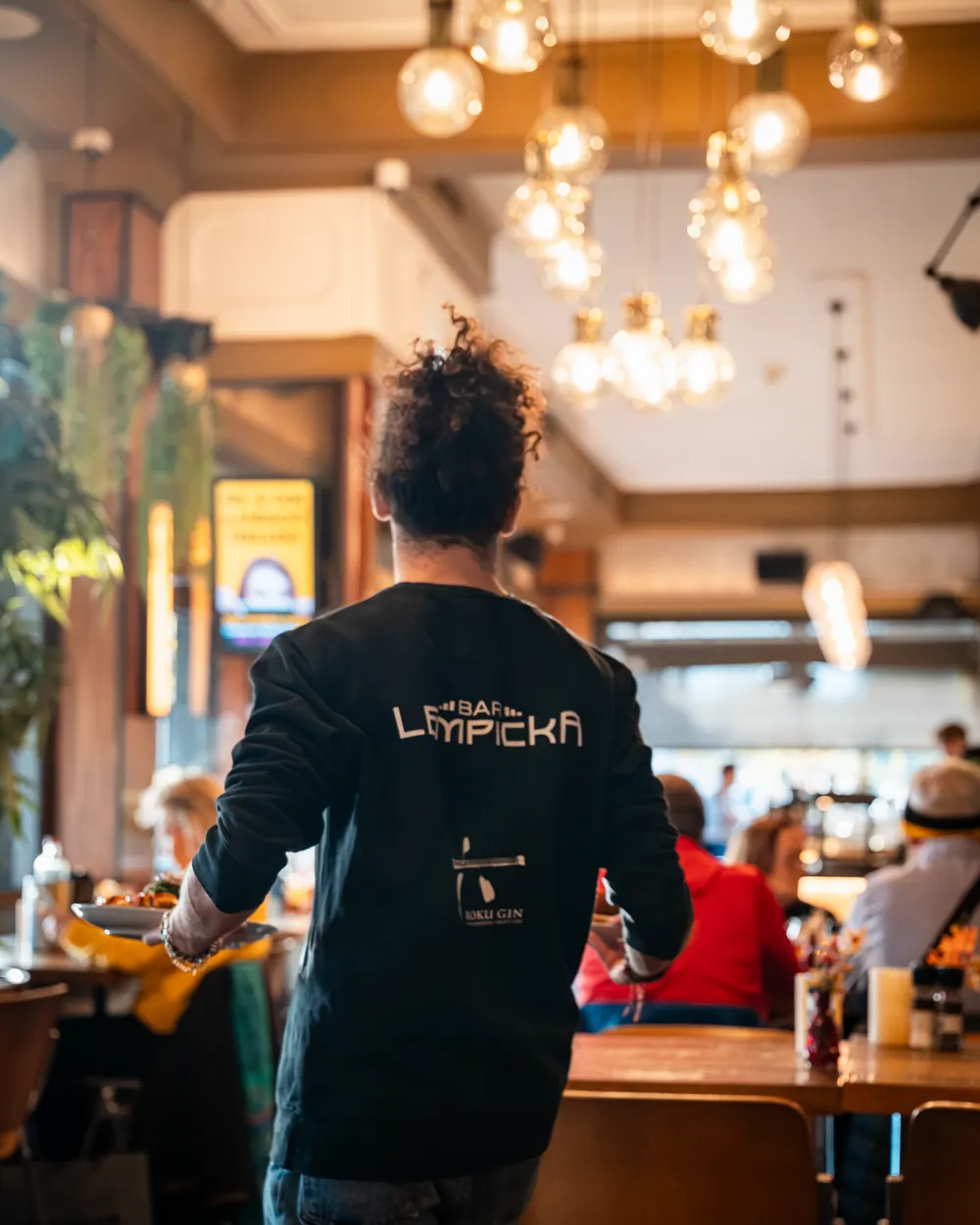 Medewerker draagt borden door het restaurant