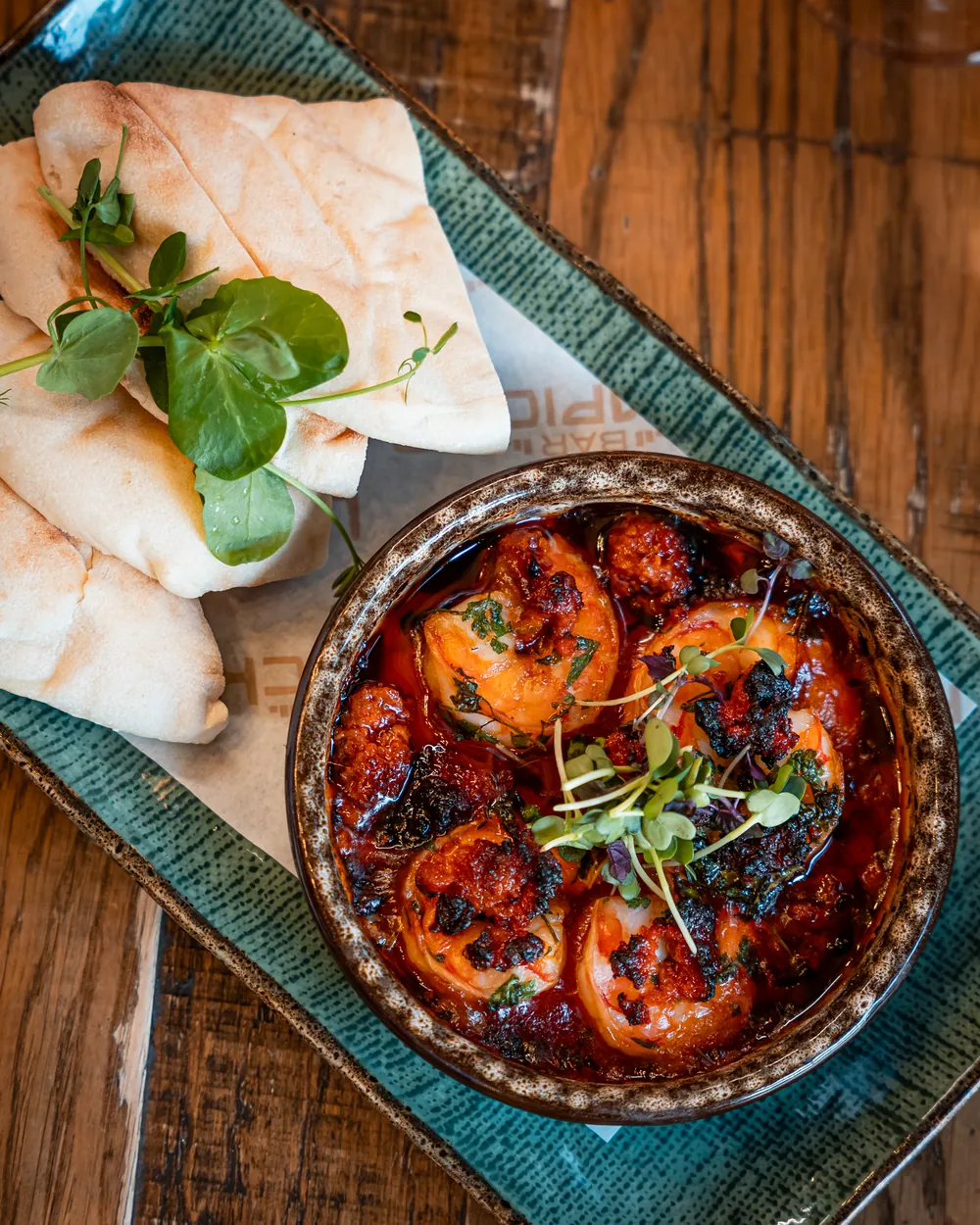 Gamba's in tomatensaus met pitabrood