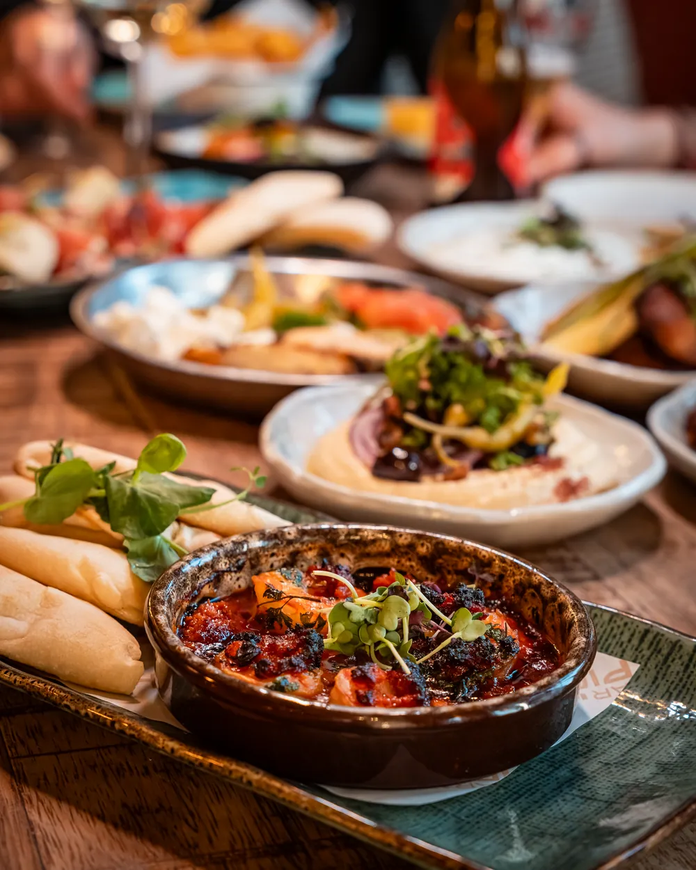 Verschillende shared dining gerechten naast elkaar op tafel