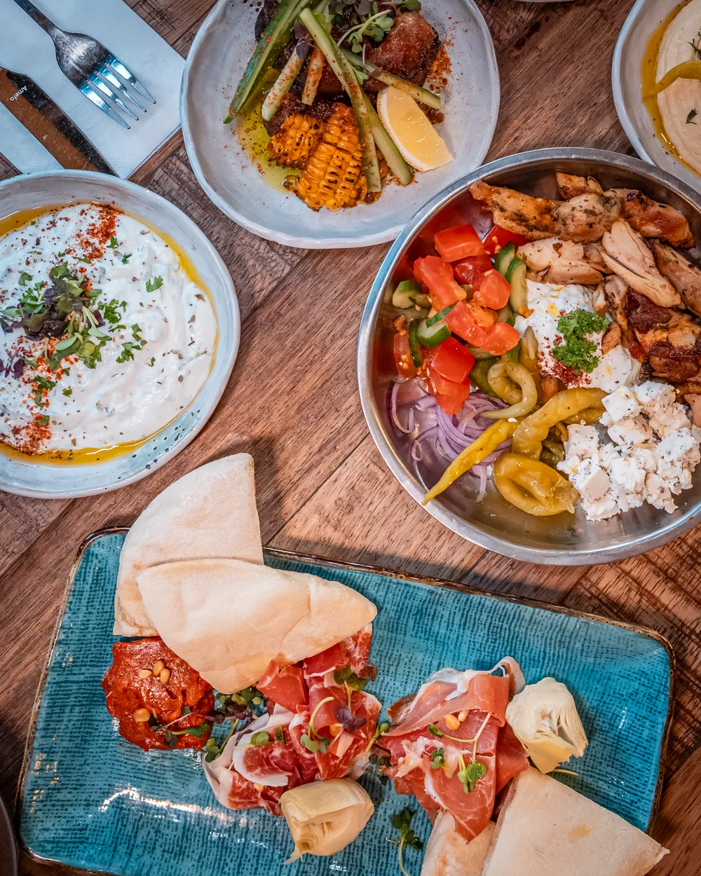 Mezze met hummus, tzatziki en salade van bovenaf