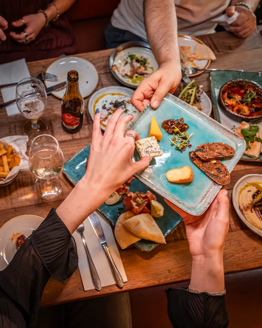 Schaal met mezze wordt doorgegeven boven de tafel