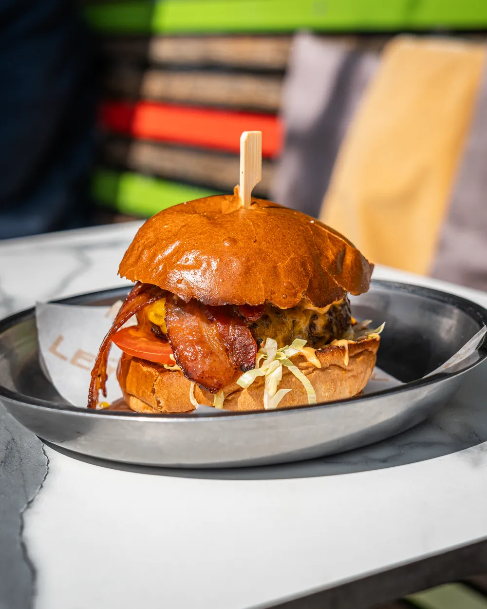 Beef burger op een terrastafel in de zon