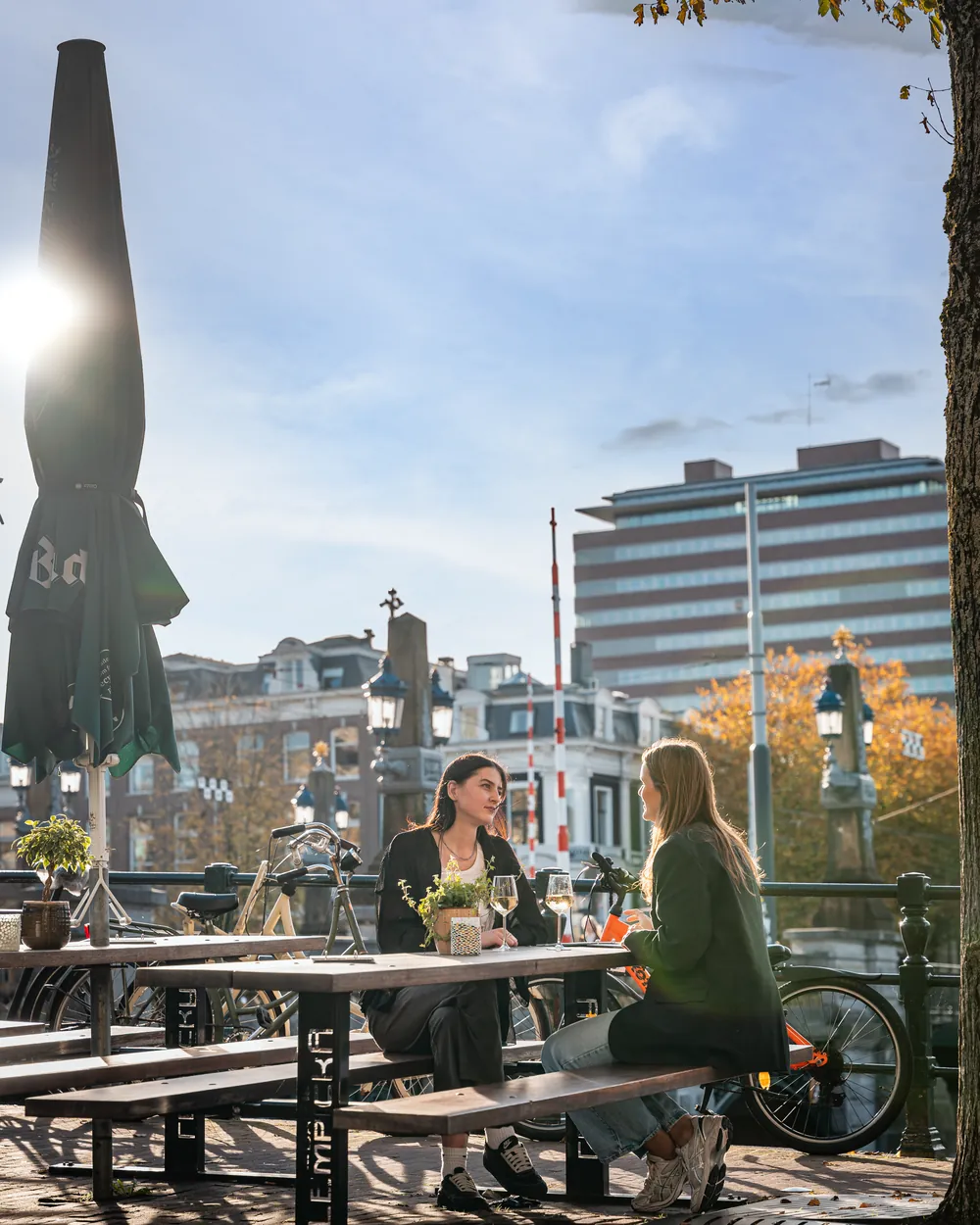 Twee gasten aan een picknicktafel op het terras
