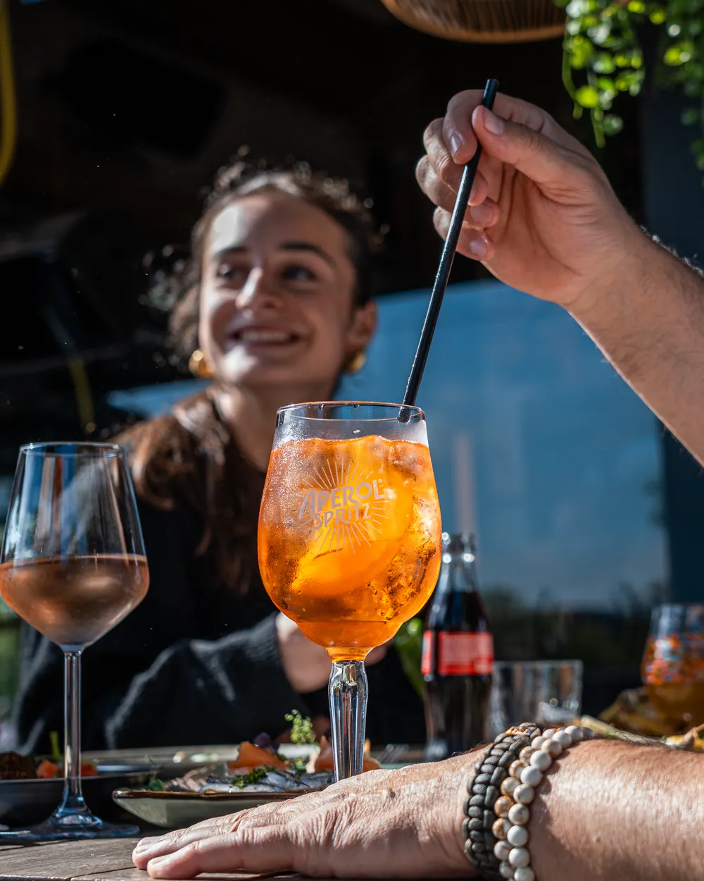 Aperol spritz op tafel met gasten op de achtergrond