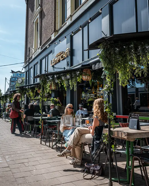 Gasten borrelen op het terras van Bar Lempicka aan de Sarphatistraat
